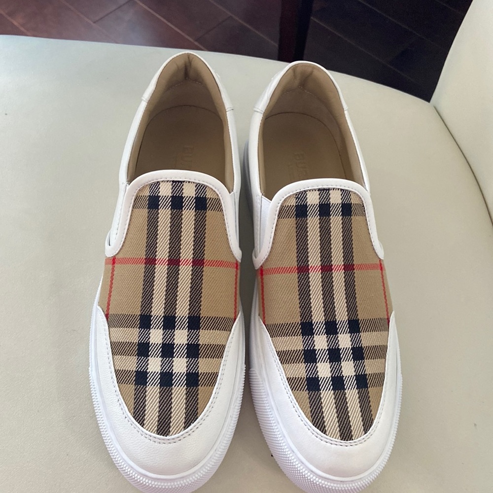 White salmond slip on sneaker